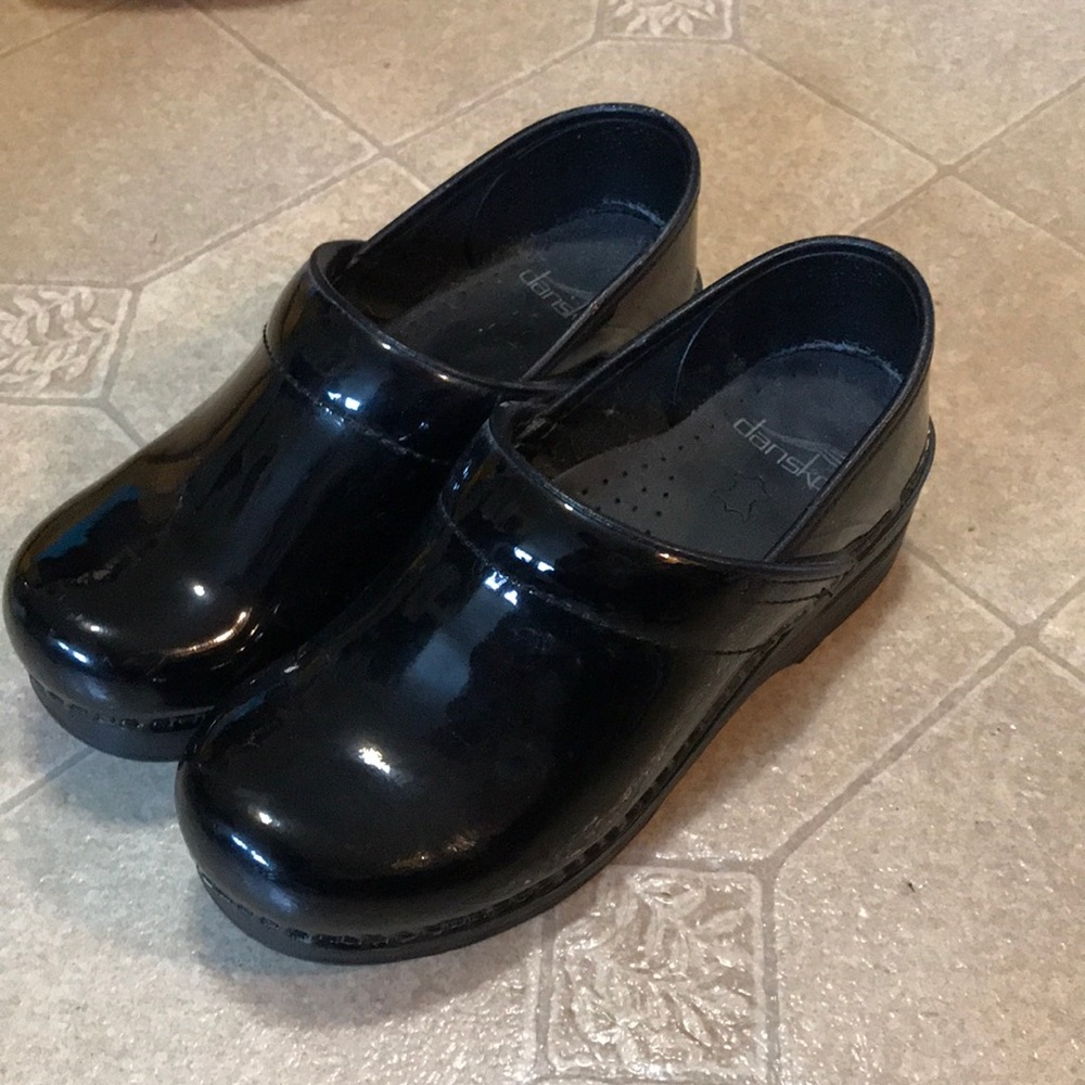 ⭐️Black Patent Leather Danskos⭐️